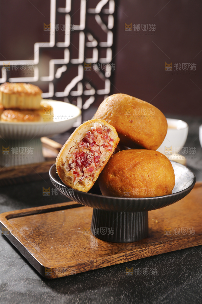深底上的云腿月饼