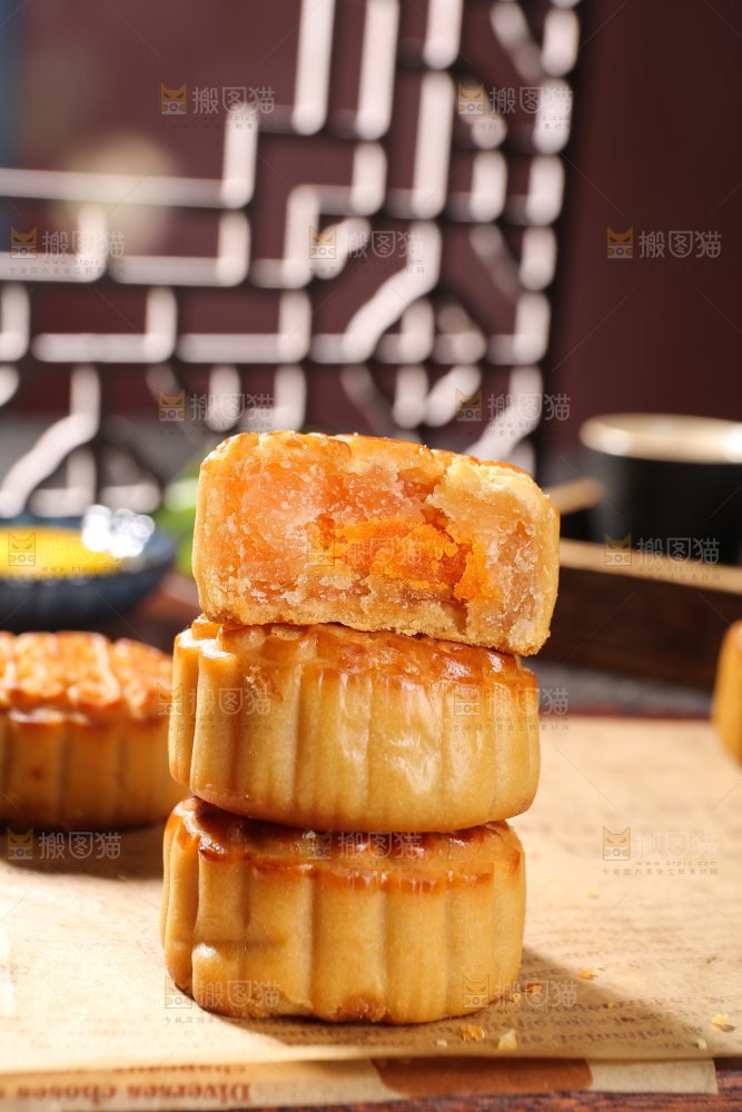 深底上的莲蓉蛋黄月饼