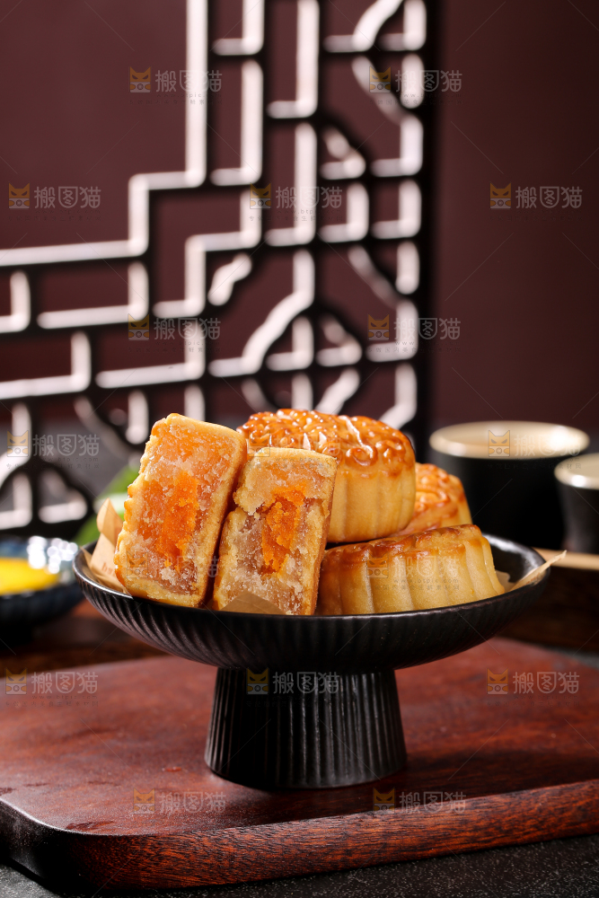 深底上的莲蓉蛋黄月饼