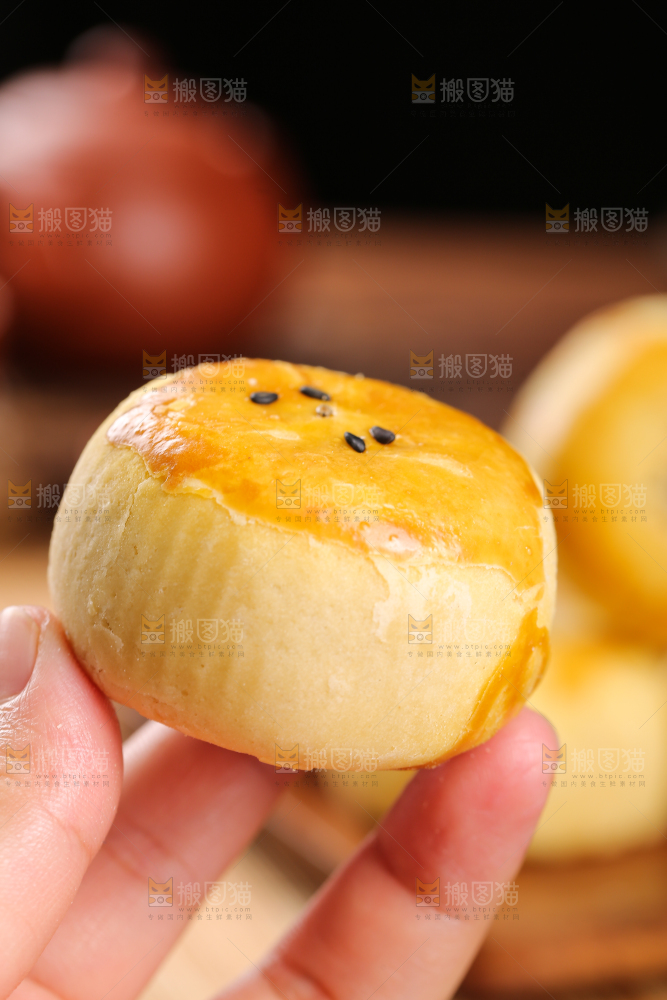 深底上的蛋黄酥