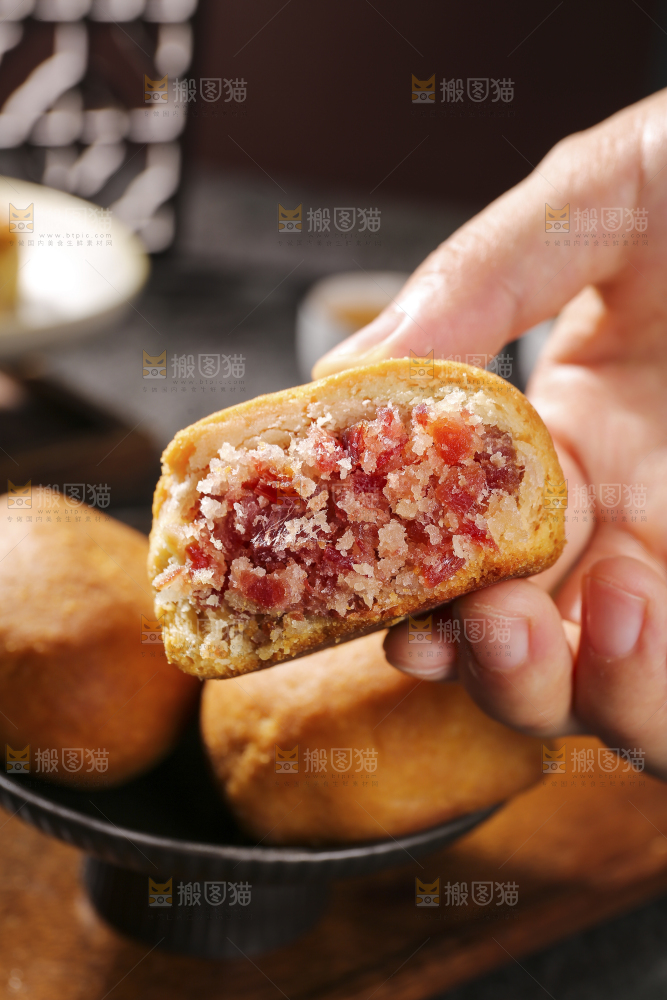 深底上的云腿月饼