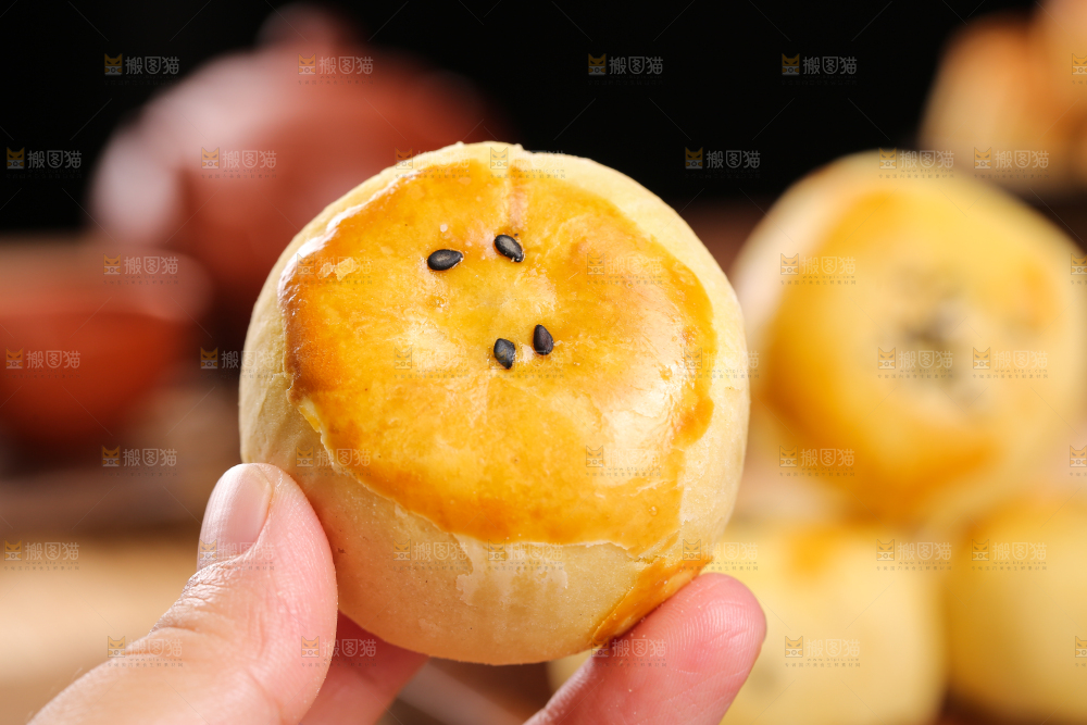 深底上的蛋黄酥