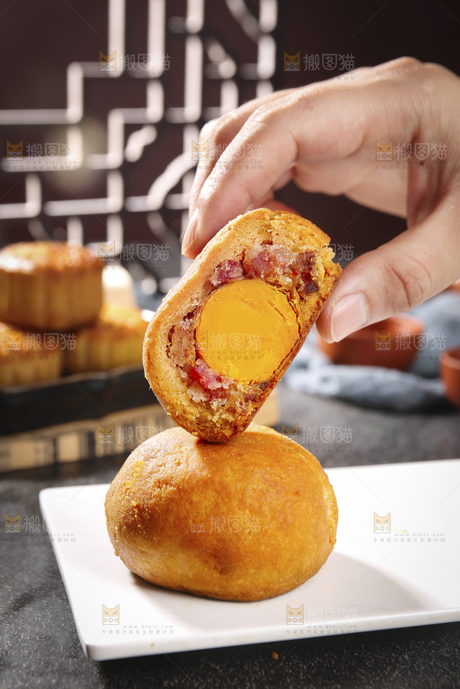 深底上的蛋黄火腿月饼