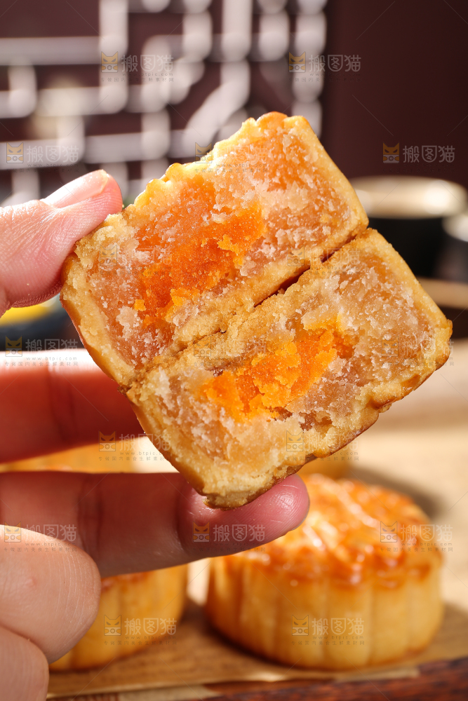 深底上的莲蓉蛋黄月饼
