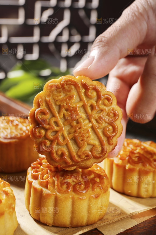 深底上的莲蓉蛋黄月饼