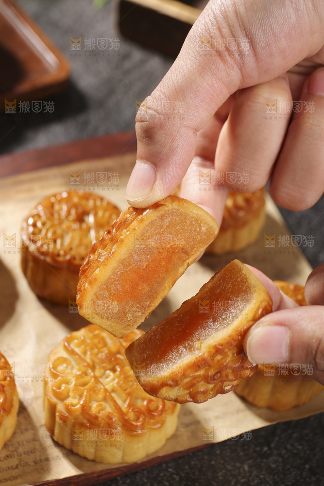 深底上的莲蓉蛋黄月饼
