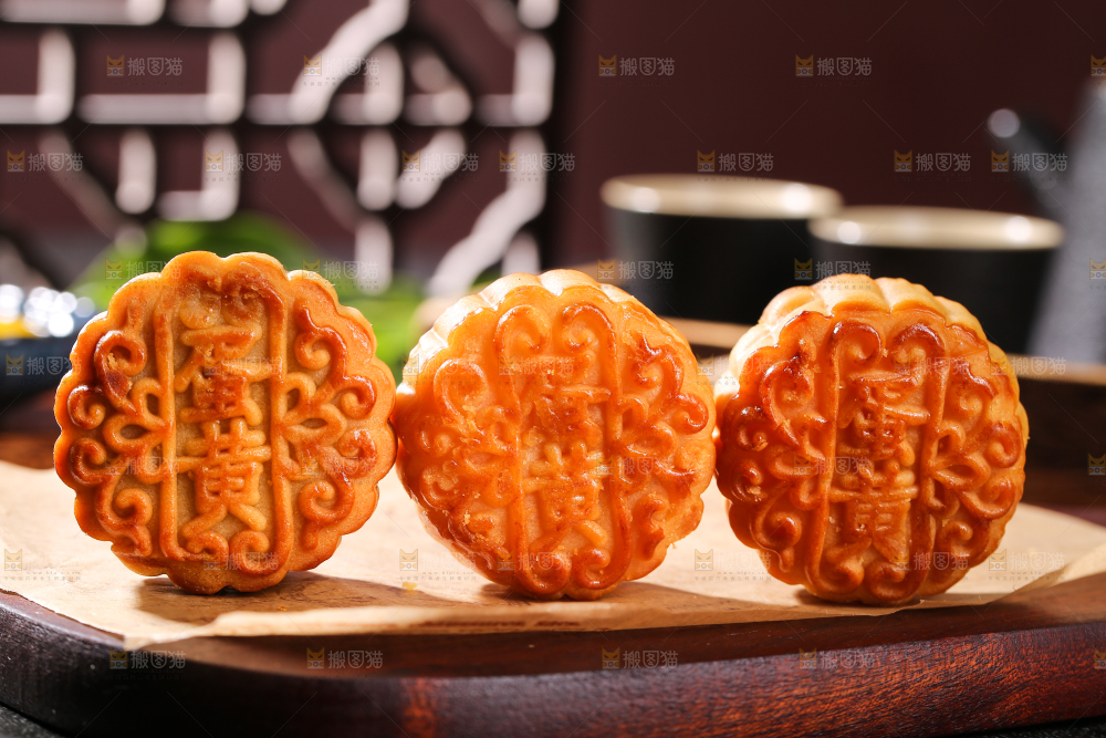 深底上的莲蓉蛋黄月饼