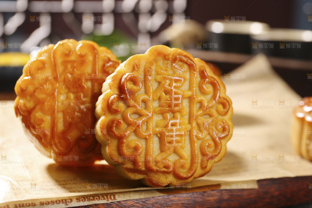 深底上的莲蓉蛋黄月饼