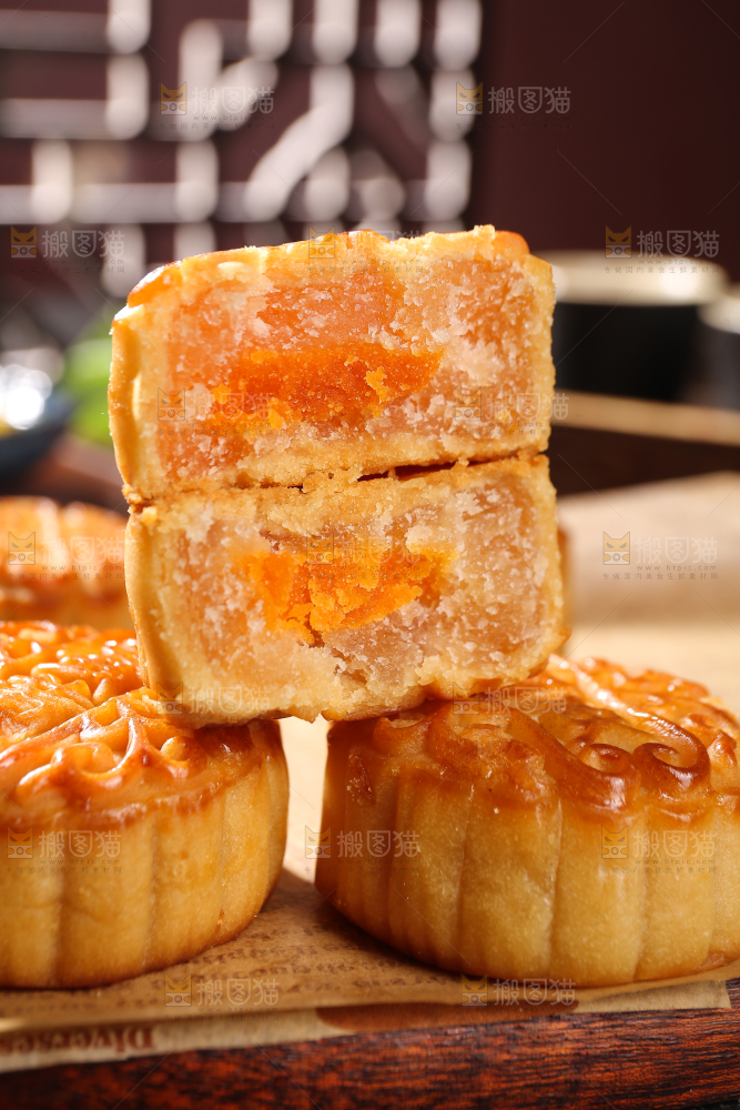 深底上的莲蓉蛋黄月饼