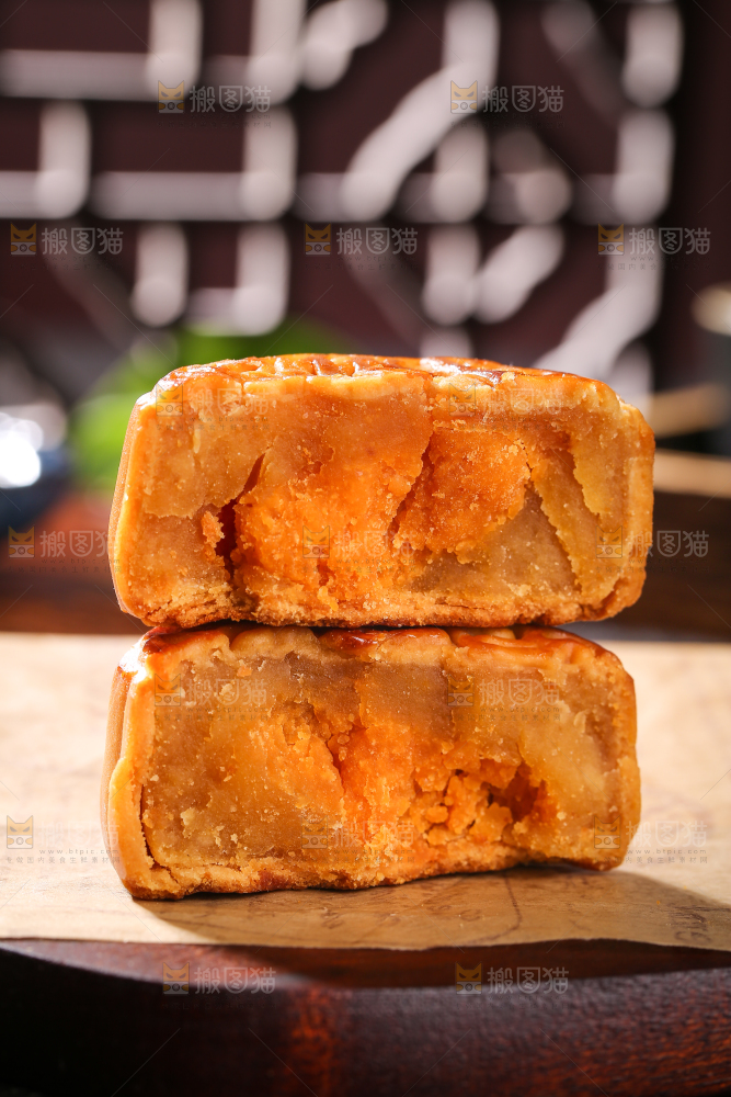 深底上的莲蓉蛋黄月饼