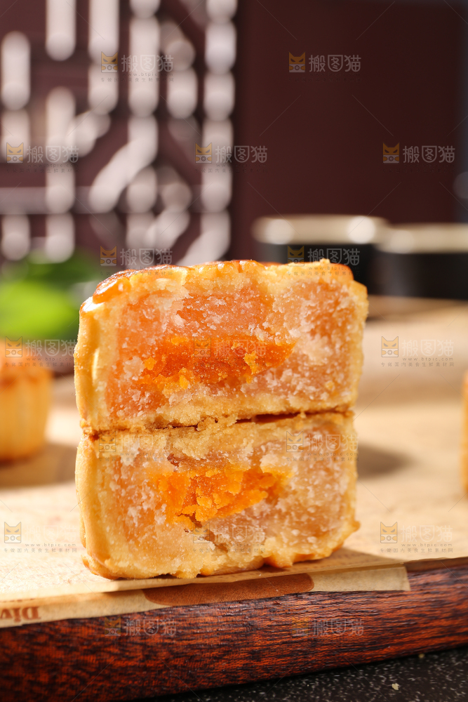 深底上的莲蓉蛋黄月饼