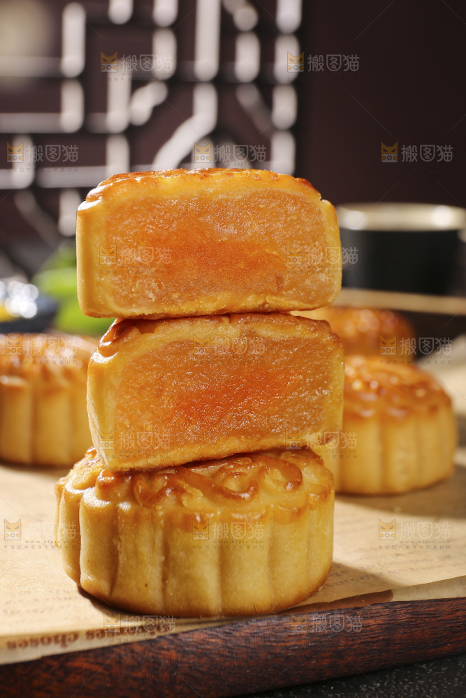 深底上的莲蓉蛋黄月饼