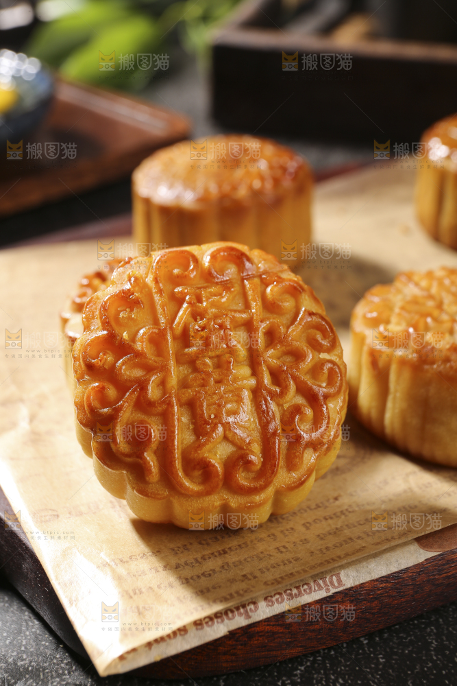 深底上的莲蓉蛋黄月饼