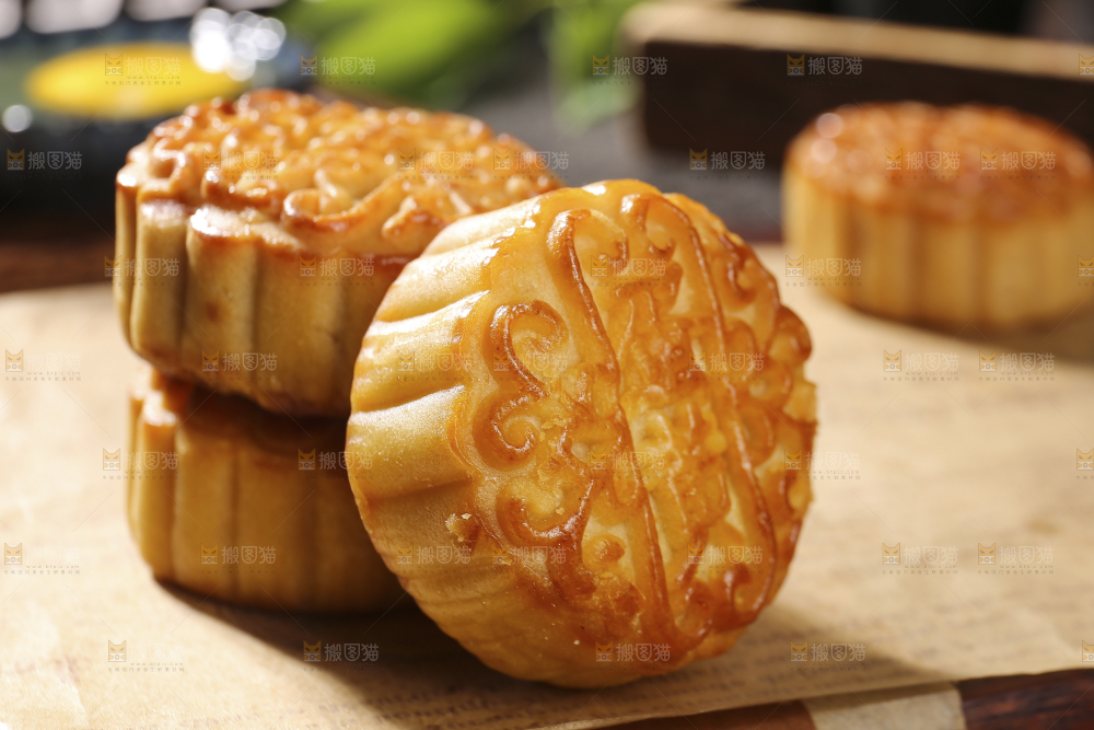 深底上的莲蓉蛋黄月饼