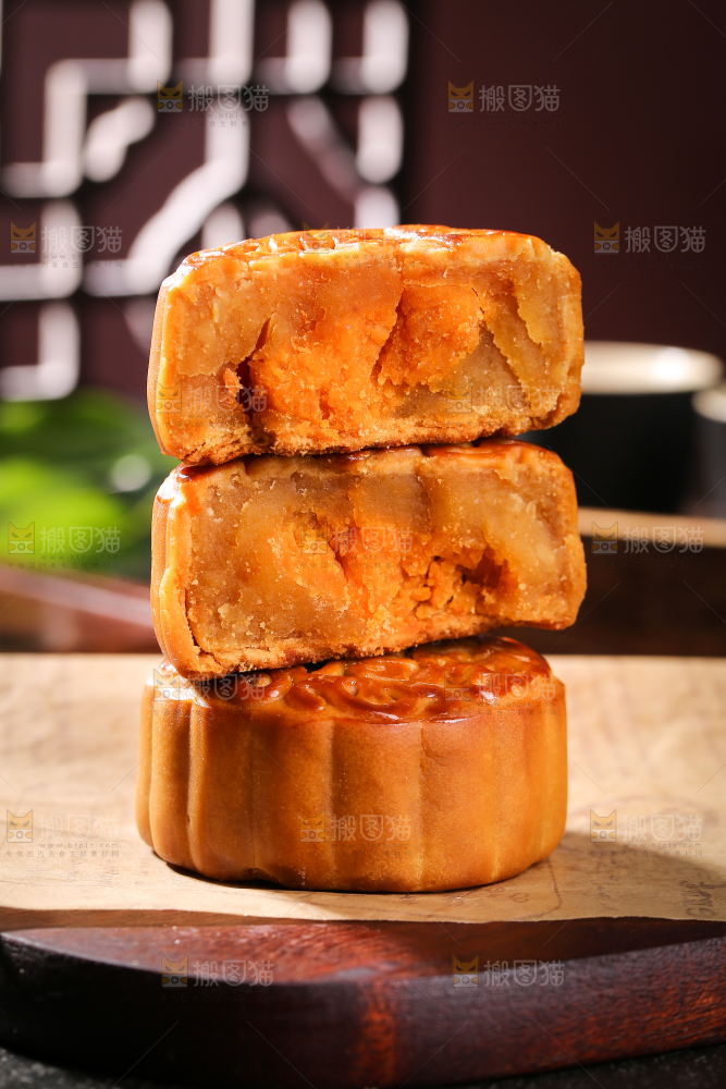 深底上的莲蓉蛋黄月饼