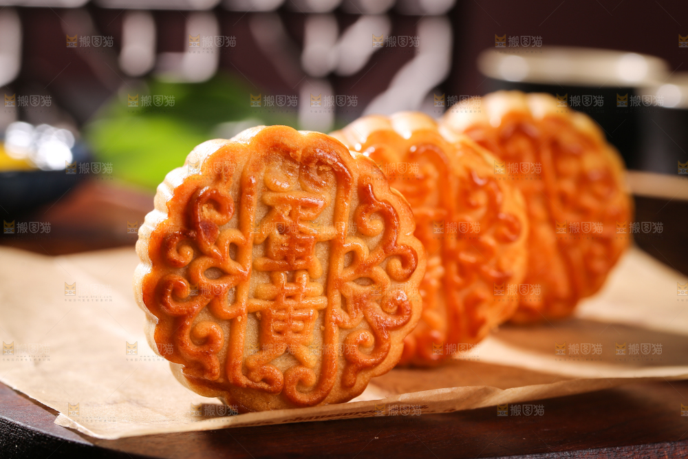 深底上的莲蓉蛋黄月饼