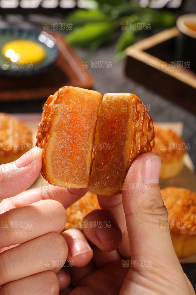 深底上的莲蓉蛋黄月饼