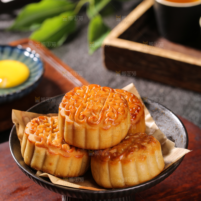 深底上的莲蓉蛋黄月饼