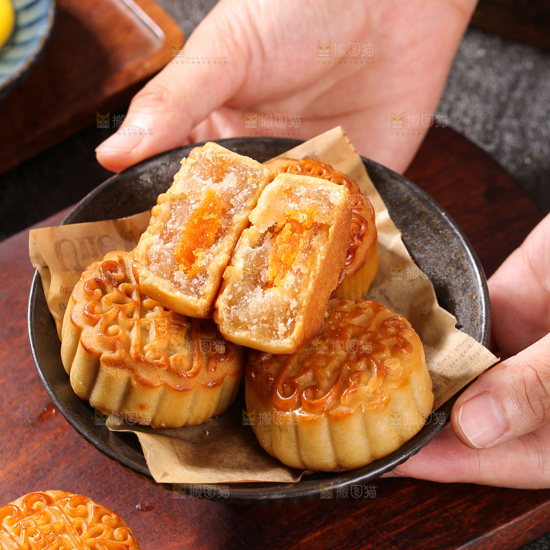 深底上的莲蓉蛋黄月饼