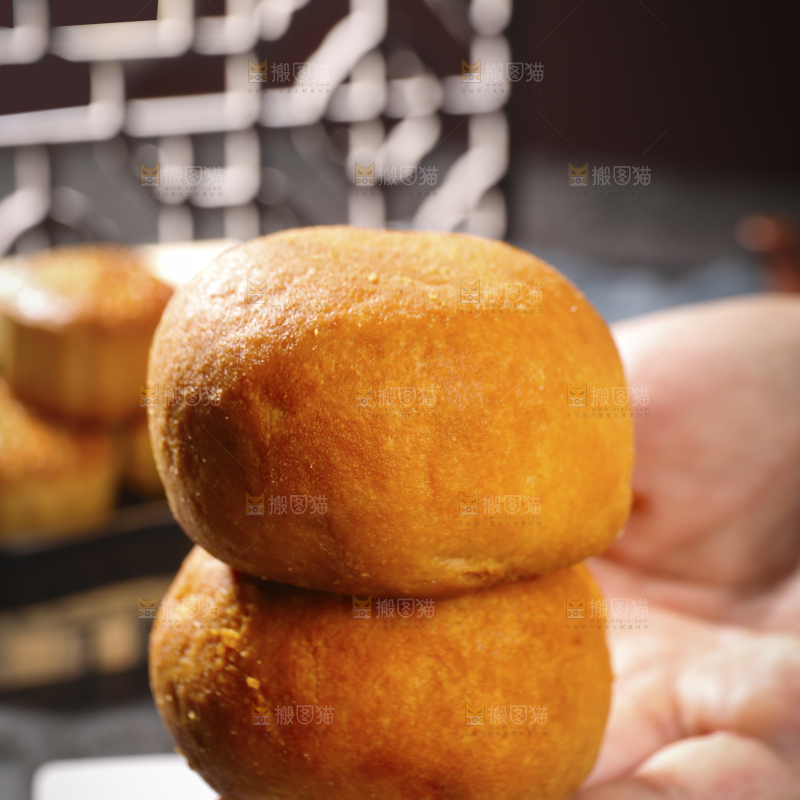深底上的蛋黄火腿月饼