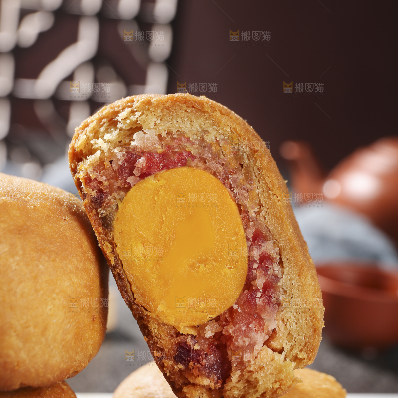 深底上的蛋黄火腿月饼