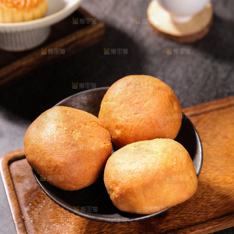 深底上的云腿月饼