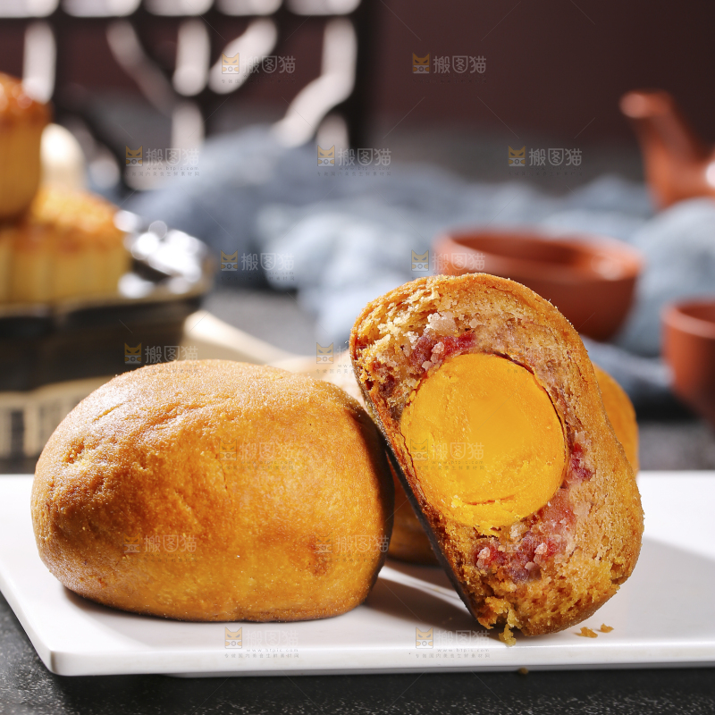 深底上的蛋黄火腿月饼