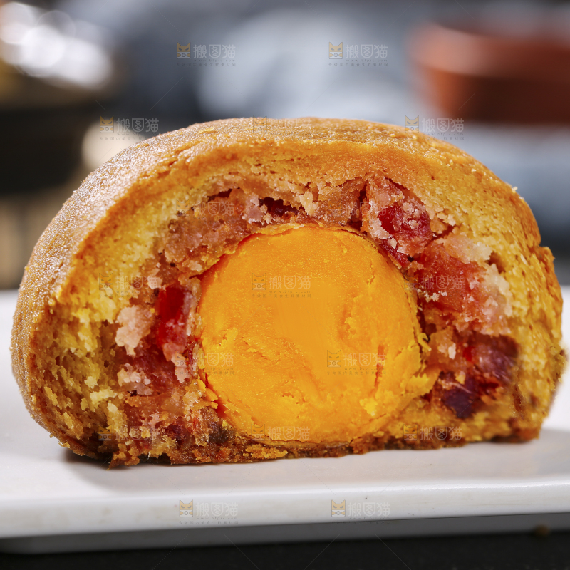 深底上的蛋黄火腿月饼