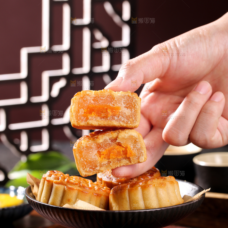 深底上的莲蓉蛋黄月饼