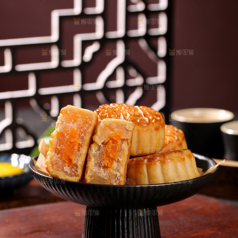 深底上的莲蓉蛋黄月饼