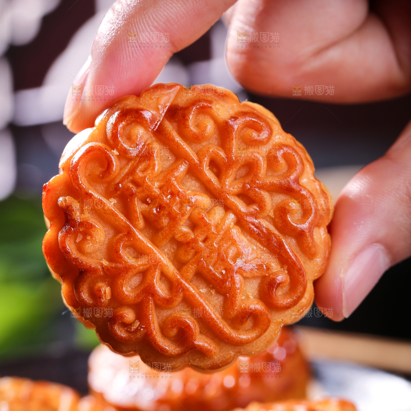 深底上的莲蓉蛋黄月饼