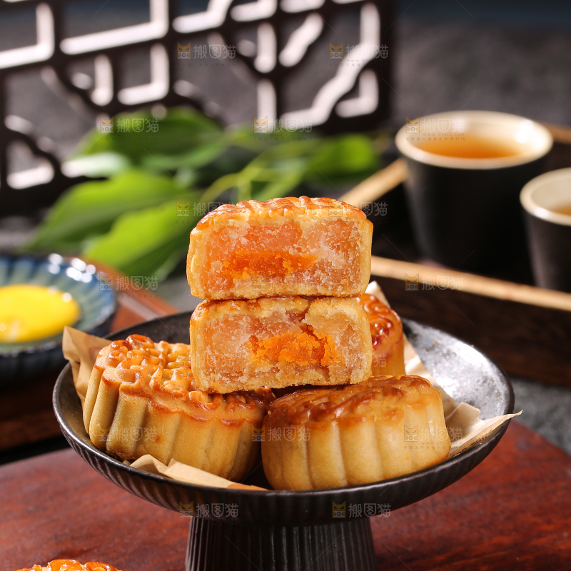 深底上的莲蓉蛋黄月饼
