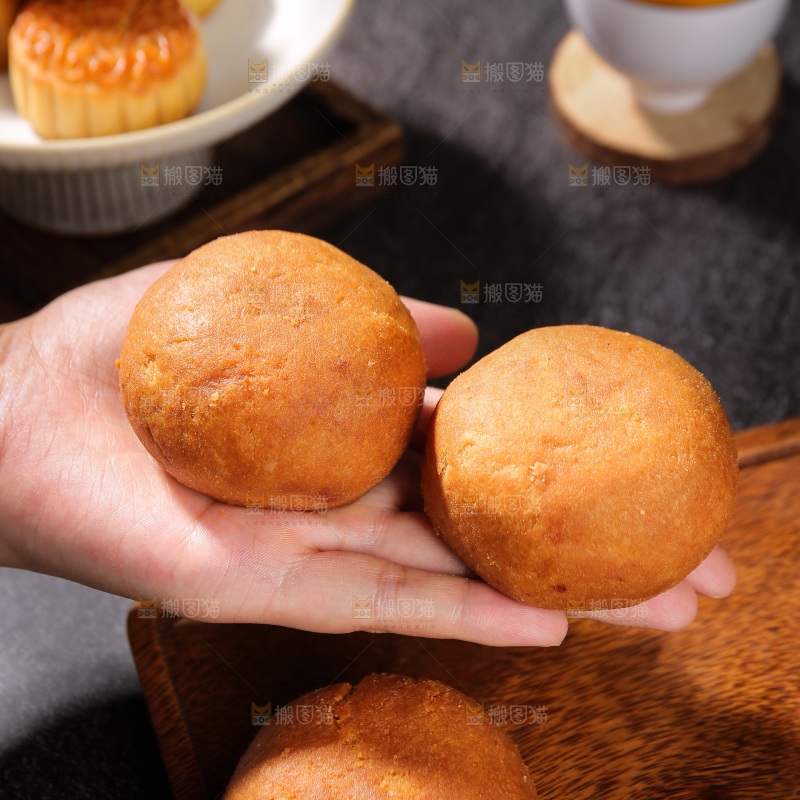 深底上的云腿月饼
