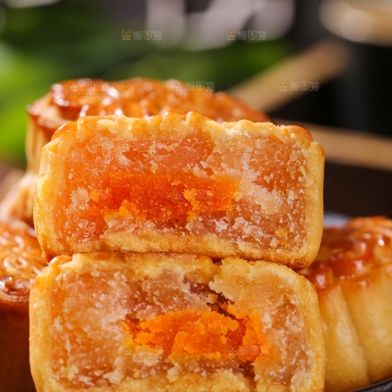 深底上的莲蓉蛋黄月饼