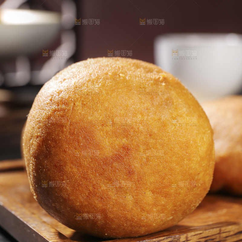 深底上的云腿月饼