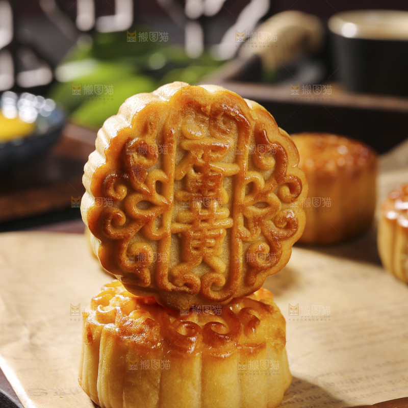 深底上的莲蓉蛋黄月饼