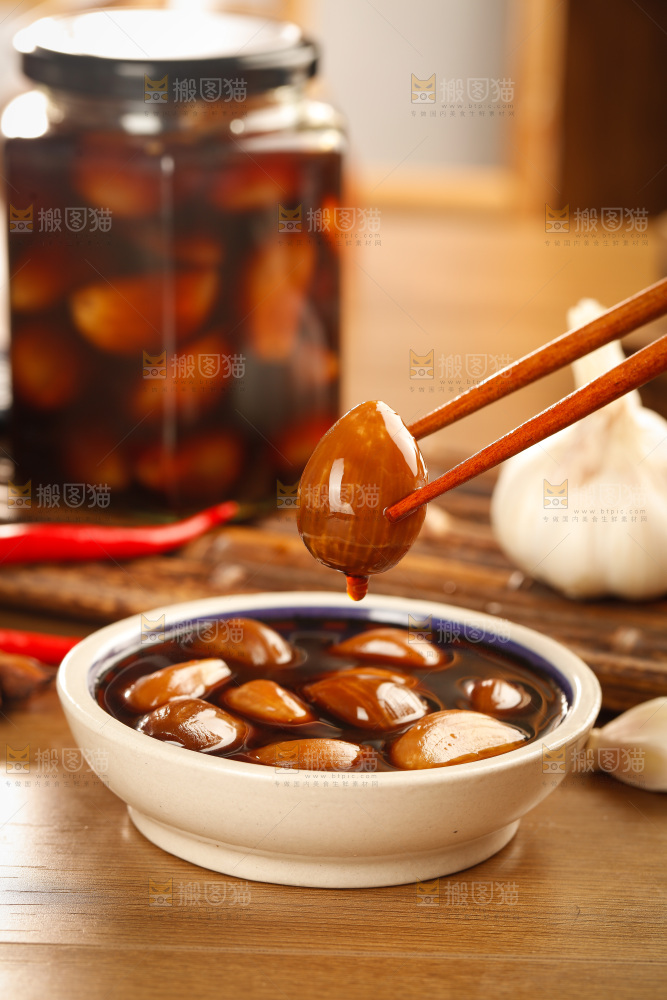 木底上的酱泡蒜