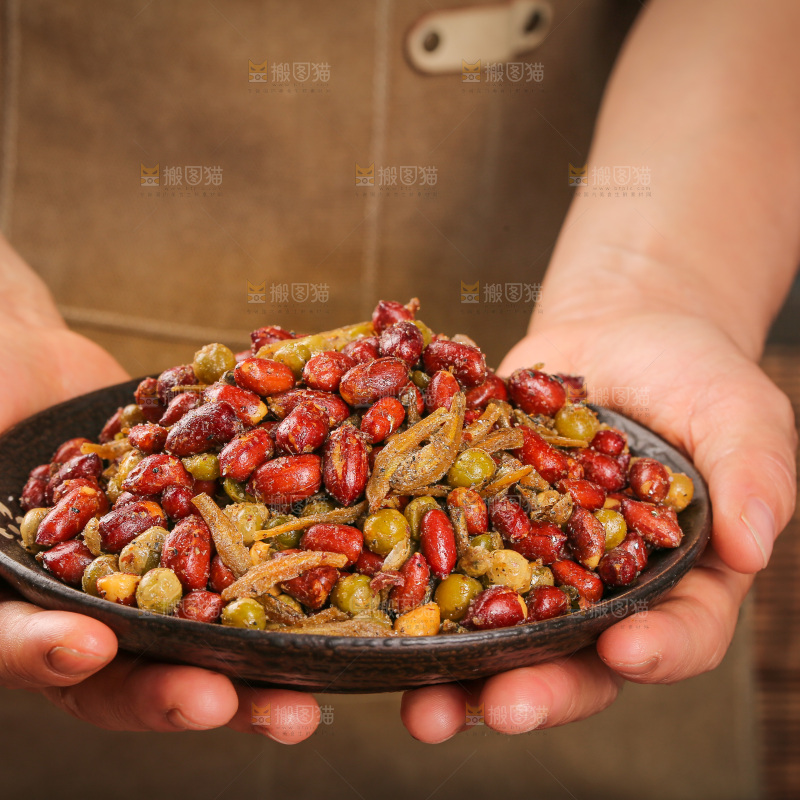 木底上的小鱼花生