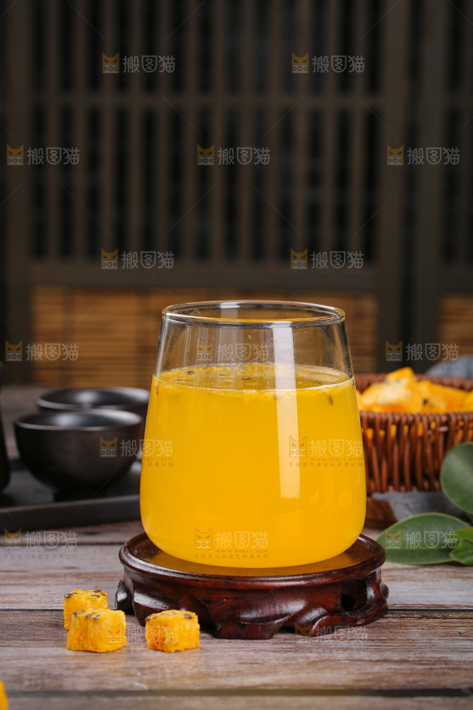 深底上的百香果块