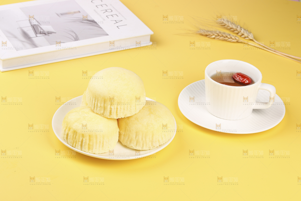 浅底上的蒸蛋糕