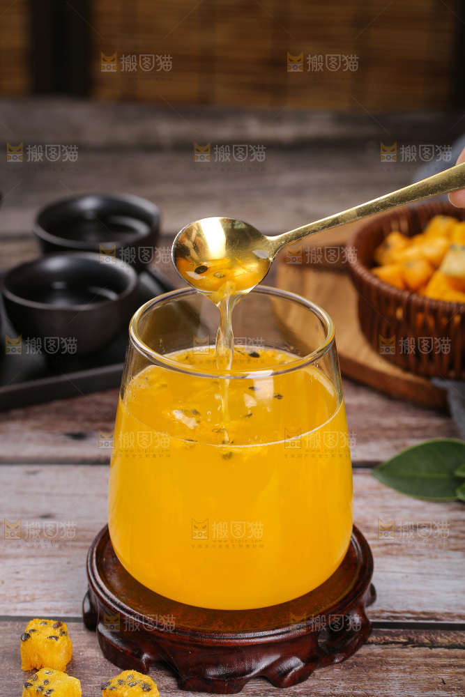 深底上的百香果块
