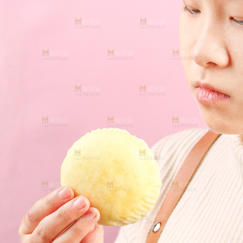 浅底上的蒸蛋糕