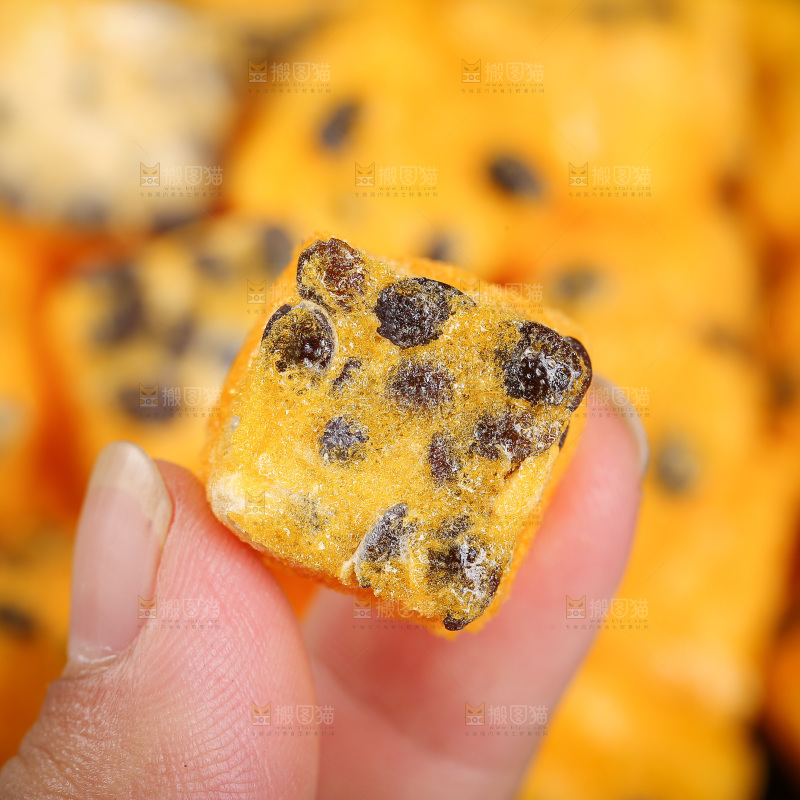 深底上的百香果块
