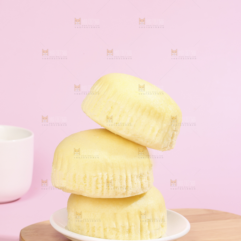 浅底上的蒸蛋糕