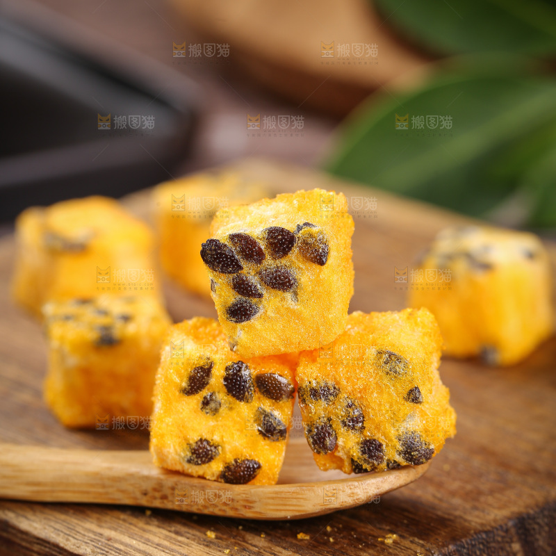 深底上的百香果块