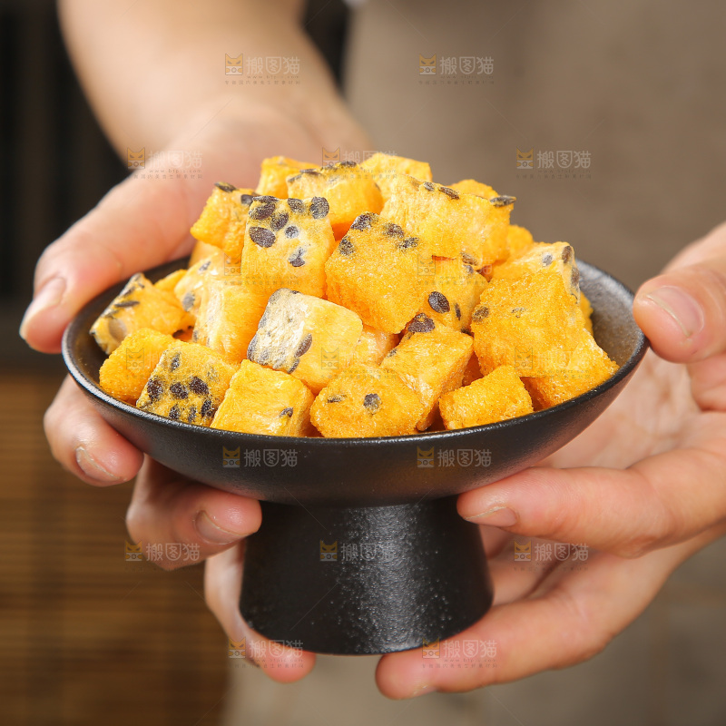 深底上的百香果块