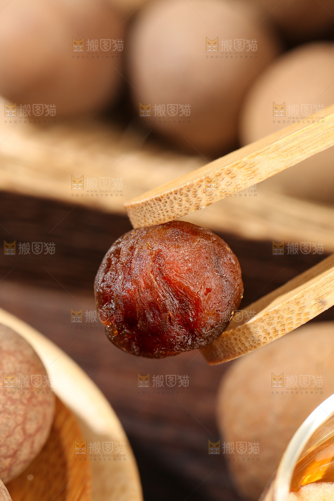 木底上的干龙眼