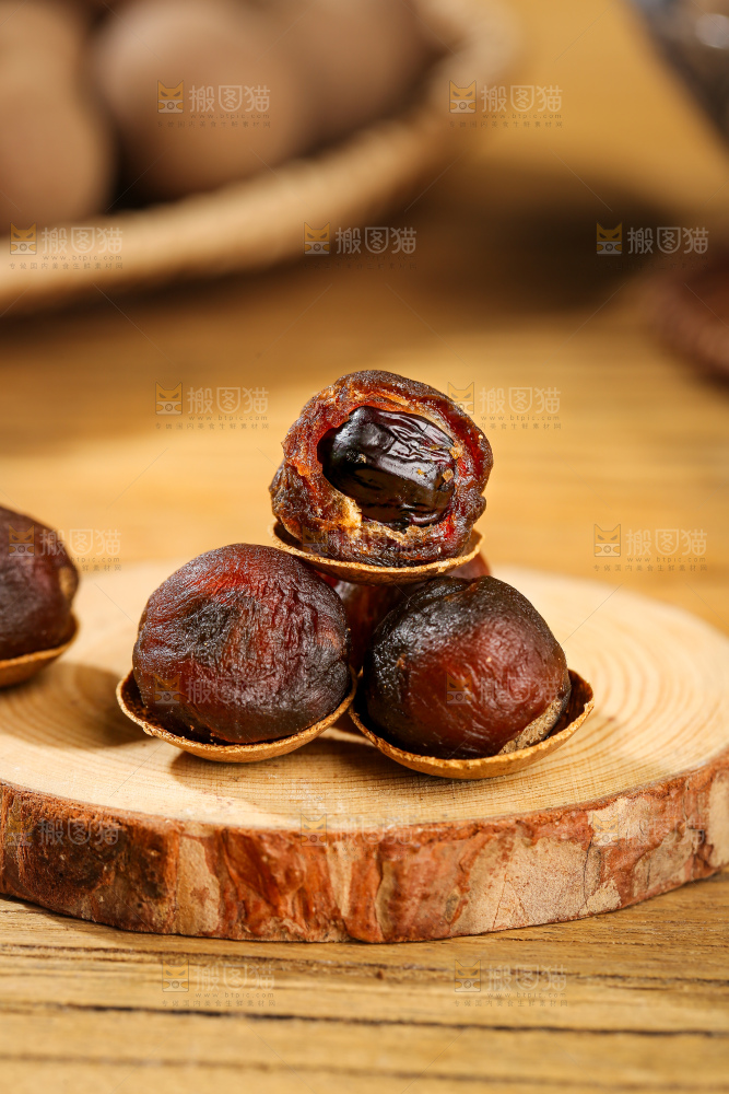 木底上的干龙眼