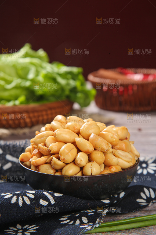 木底上的椒盐花生仁