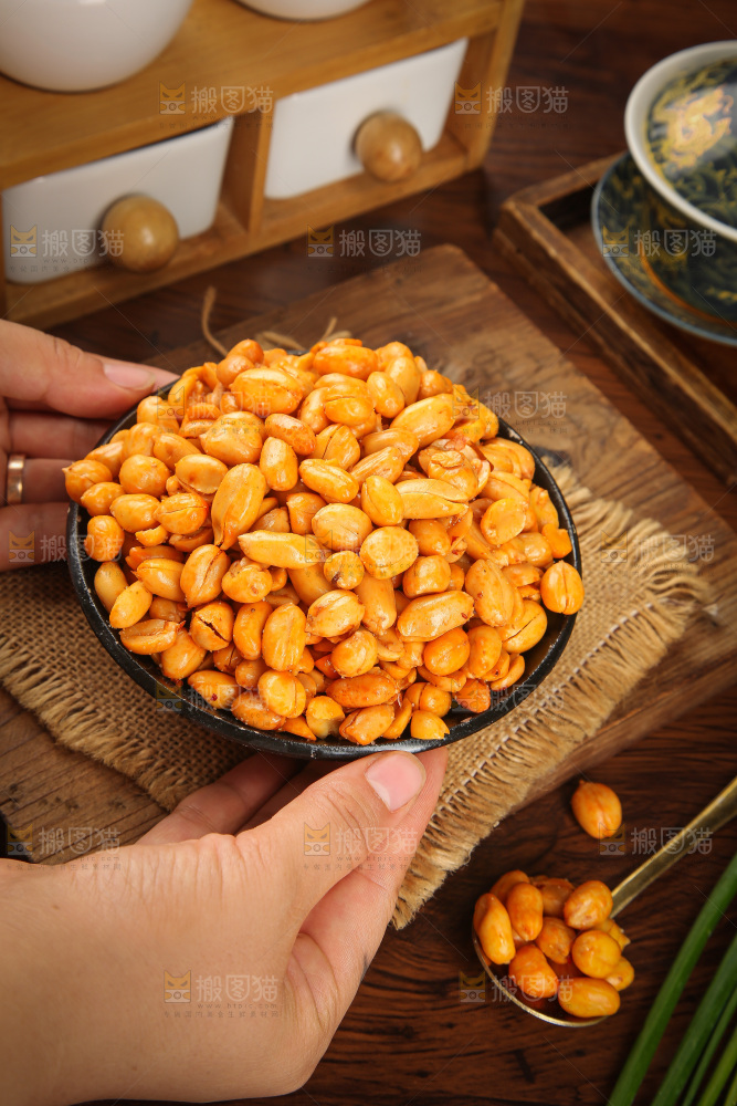 木底上的麻辣花生仁